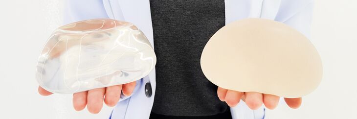 Implante de aumento mamario liso e texturizado