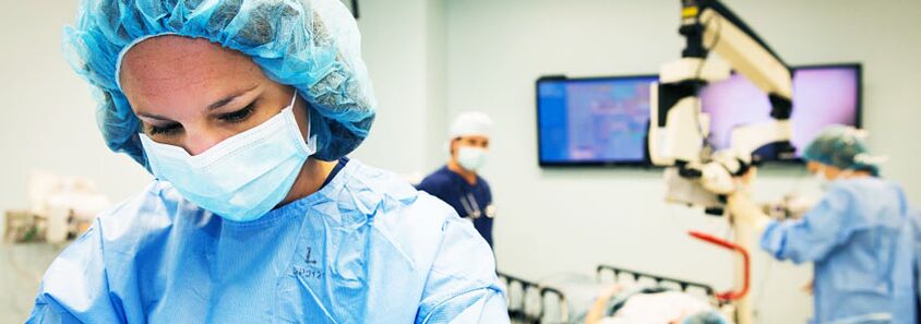 Cirurxiáns que realizan cirurxía plástica para o aumento mamario