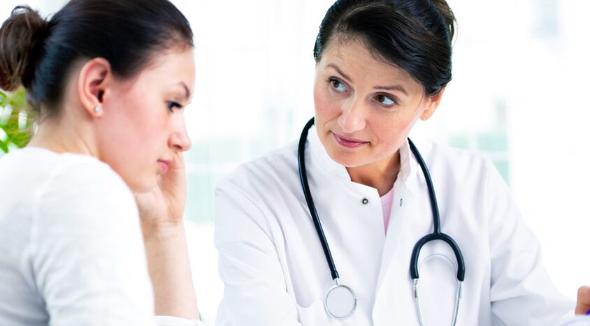 Un médico aconsella a un paciente sobre as indicacións para a mamoplastia de aumento.