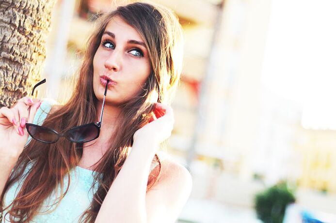 Unha moza está a pensar se debería someterse a unha cirurxía plástica para o aumento de mamas.